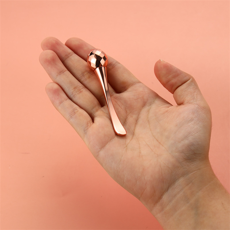 Suministro transfronterizo crema de ojos con stick masajeador de bola metálica, aplicador tipo cuchara para contorno de ojos