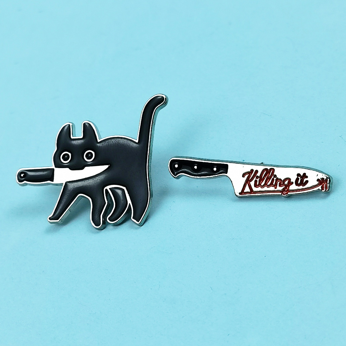Personalidad, divertido, cuchillo, gato, insignia de metal, cuchillo, letras en inglés, decoraciones creativas, broche de ropa de aceite de goteo de aleación