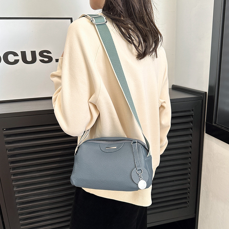 Bolso de cuero real 2025, nueva moda, bolso de hombro de una sola mujer, correa de hombro ancha de cuero, bolso casual de gran capacidad.