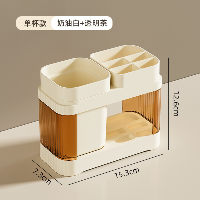 El baño de la Mesa de lavado de la pareja simple contiene un estante de taza de cepillo de dientes, un estante de taza de enjuague bucal de plástico, un estante de mesa de pasta de dientes.