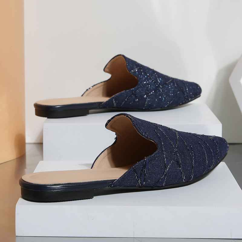 Damsandaler med bullhuvud och halvklackar bär en platt mullersko_voghion.com