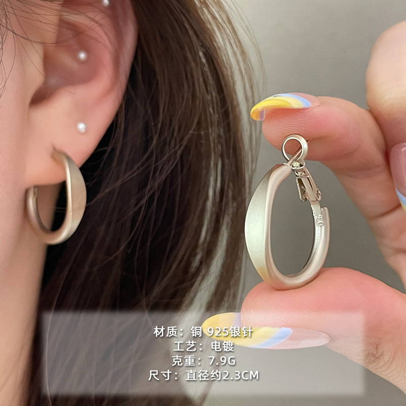 2025 nuevo estilo verano de moda anillo plateado círculo negro círculo fino temperamento europeo y americano aretes dorados de todo fósforo