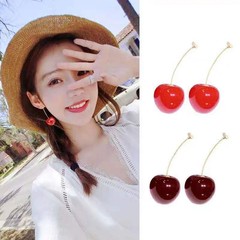 日本と韓国の赤いチェリーイヤリング、甘い気質、多用途、パーソナライズされたファッションニッチデザインイヤリングクロスボーダー