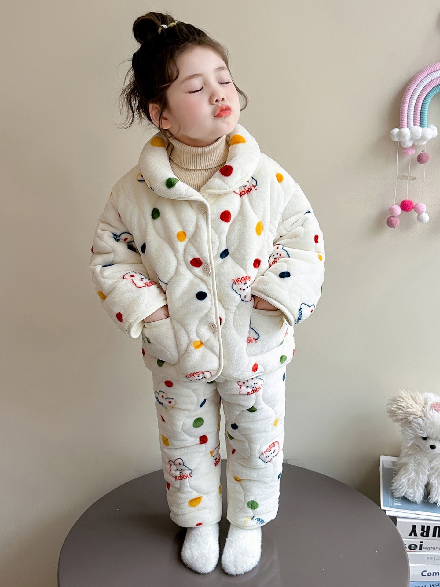 Niñas de tres capas pijamas de algodón intercalado otoño y invierno 2025 nuevo bebé invierno de lana gruesa ropa de hogar ropa de invierno infantil