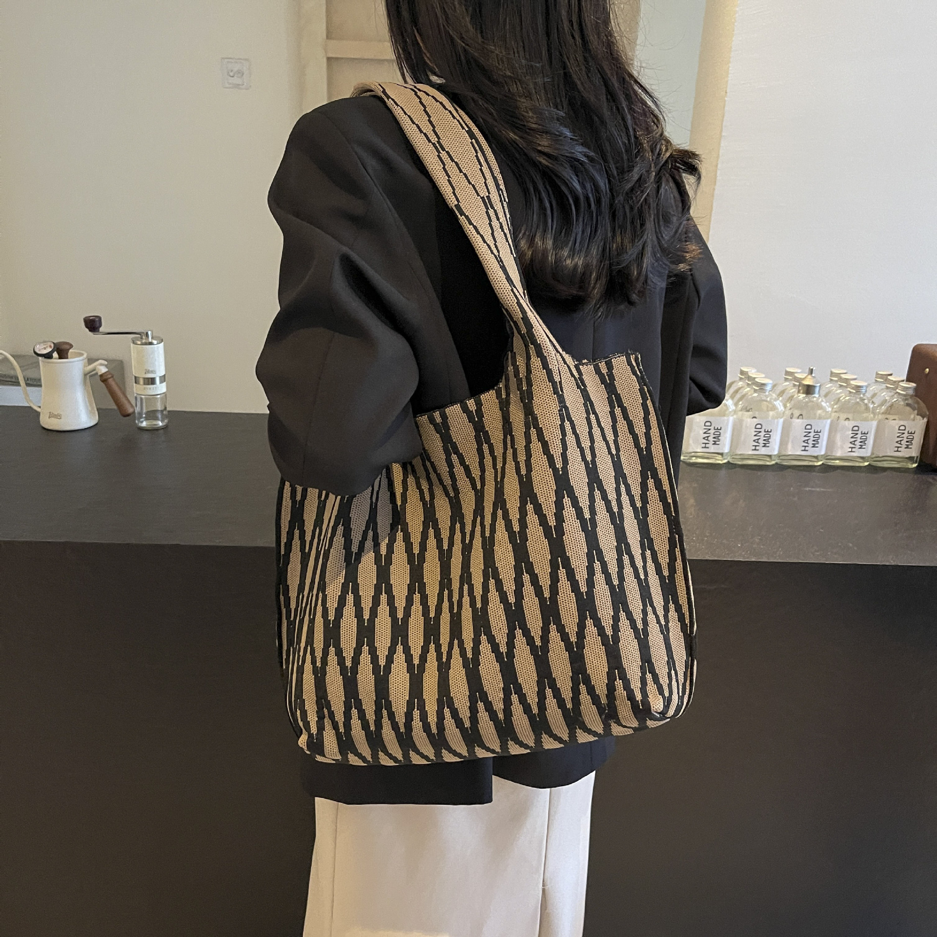 24 Single-shoulder bag for women, a niche design wavy knitted shoulder bag for shopping on the street, a large-capacity woven bucket bag for commuting Application Scenario