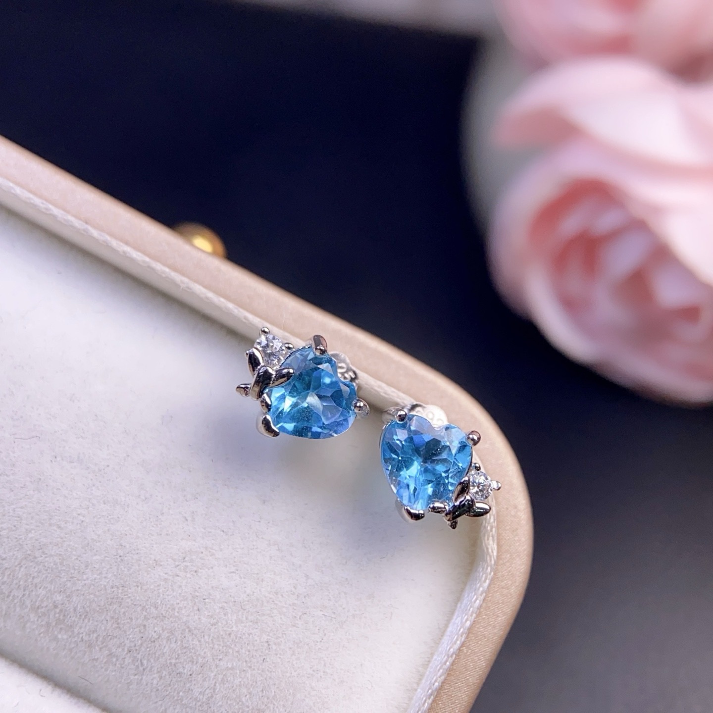 Topaz earrings with a main stone size of 6*6mm. 925 silver finely inlaid with natural topaz, supports testing