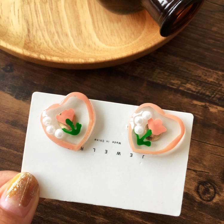 Cute Irregular Heart Shape Jelly Flower Pearl Stud Earrings display picture 2