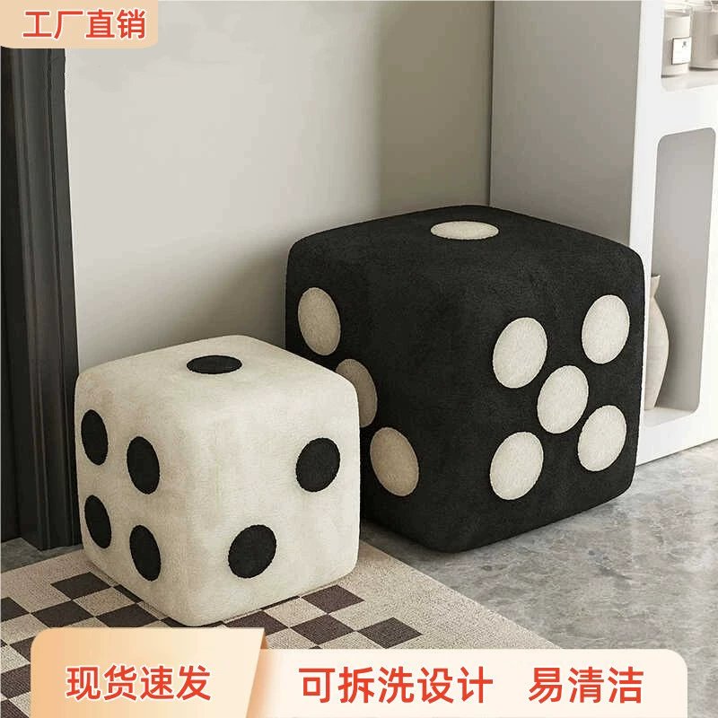 Стул для смены обуви в домашних дверях в скандинавском стиле