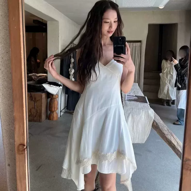 现货 2025夏季新款韩国东大门气质显瘦V领蕾丝吊带裙不规则连衣裙