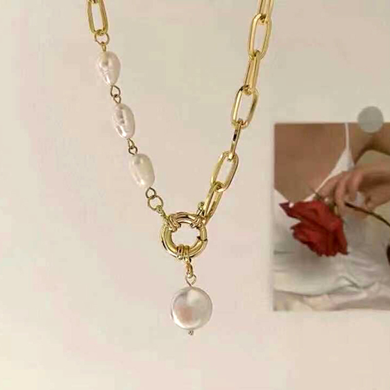 Moda transfronteriza europea y americana todo partido especial en forma de perla artificial suéter corto cadena metal costura luz lujo francés clavícula cadena para mujeres