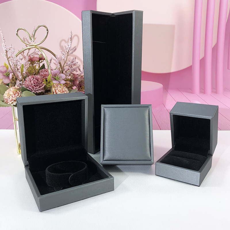 31g Weight Pendant Necklace, Rings, Necklace, Jewelry Boxes Classification 1 Piece Quantity Festival Occasion Pu Leather Material Bag, Box, Solid Color Pattern Simple Style Style Brushed Craft 1 Piece Pu Leather Simple Style Festival Bag Box Solid Color Pendant Necklace Rings Necklace 1
