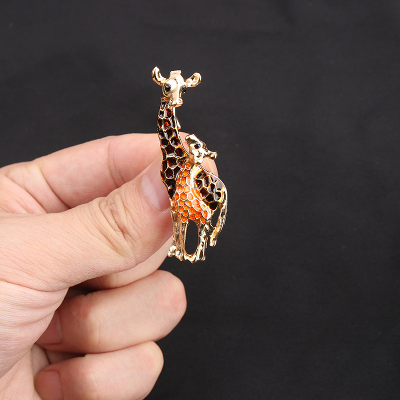 European and American Hot-Selling Giraffe Brooch, Fashionable and Versatile Animal Brooch, Diamond-Encrusted Enamel Pin Accessories, Ready for Sale