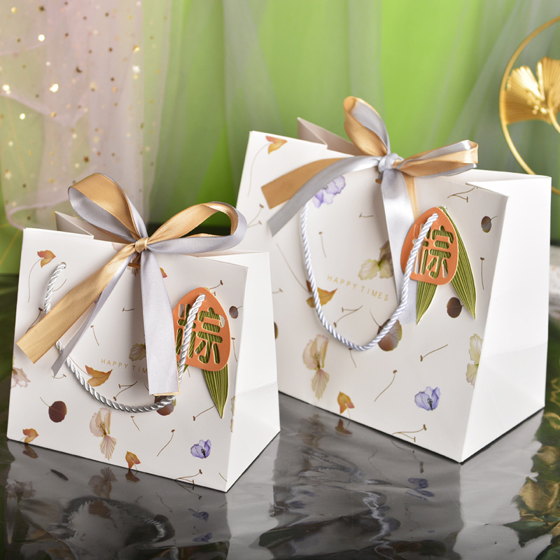 Цветы и листья (золото и серебро + листья рисовых клецок); небольшой размер 18*16*10 см