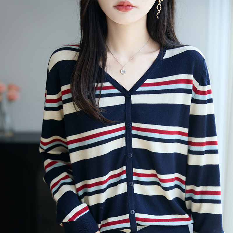 精纺羊毛V领针织假开衫长袖女2025年早秋新款拼色条纹宽松打底衫