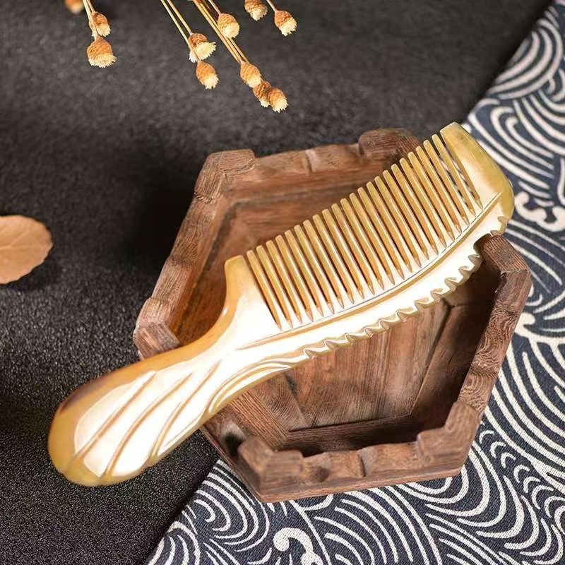 牛の角の美しい花型の取っ手の櫛の白いヤクの角の彫刻の花型の牛の角の櫛のメーカーの卸売りの観光地区は推薦します。|undefined