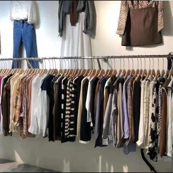 Colgar percha de ropa tienda de ropa de acero inoxidable dibujado estante de pared superior lateral colgar barra transversal espesa tienda de ropa de mujeres y niños colgar barra de ropa