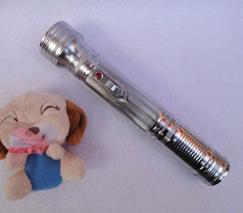 Старомодный фонарик с железным корпусом, трехсекционный фонарик, фонарик на батарейках №1, фонарик двойного назначения, металлический фонарик каждый.