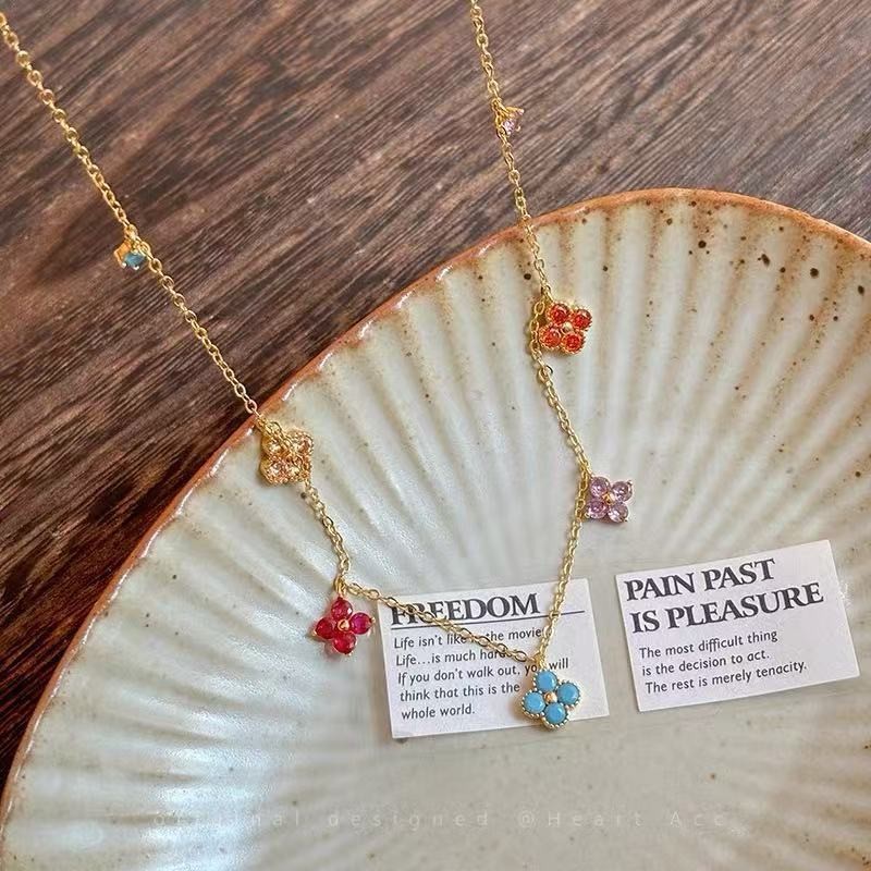 화려한 네잎 목걸이