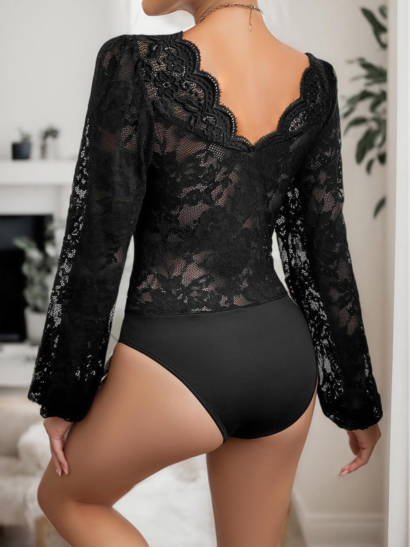 Tuta elegante nera in pizzo a maniche lunghe con inserti in mesh_voghion.com