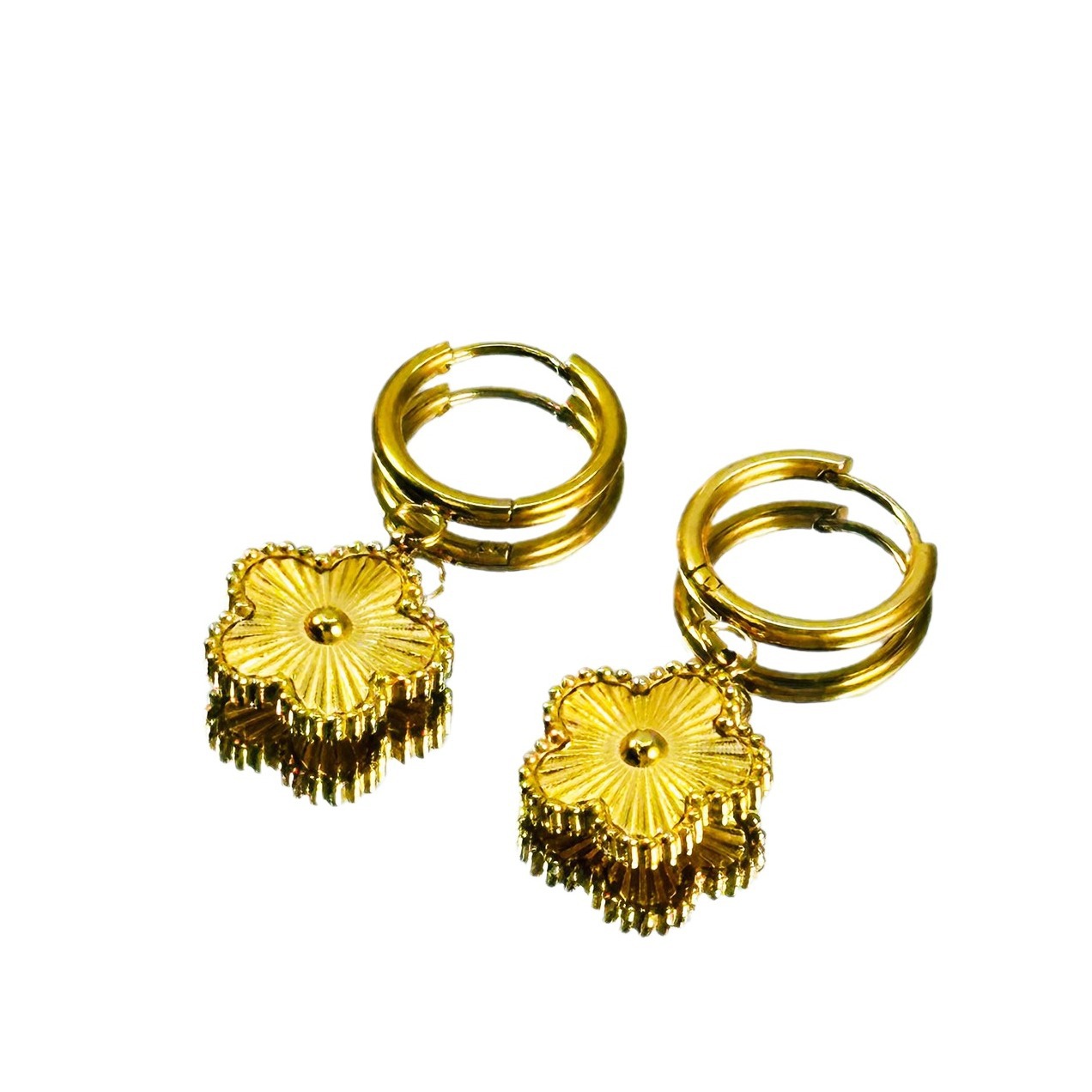 Personalidad de moda flores de acero de titanio de cuatro hojas pernos de auriculares populares femeninos pendientes dorados no se desvanecen joyas de auriculares de lujo ligero