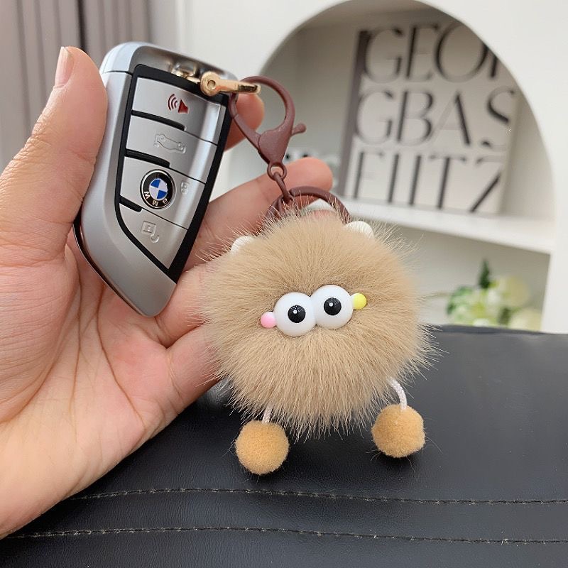 Suministro de nuevos lindos dibujos animados elfos de carbón pequeño colgante de pelusa colgante llavero de automóvil bolso colgante