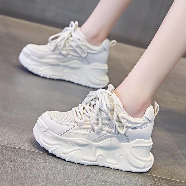 Zapatos respirables de red para mujeres 2025 verano nuevo suela gruesa ultra delgada de altura universal zapatos deportivos casuales para mujeres