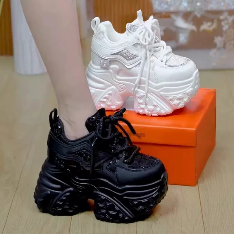 Черная толстая подошва туфли папы женские туфли 2025 новые взрывные осенние и зимние виды спорта маленькие белые туфли из кексов