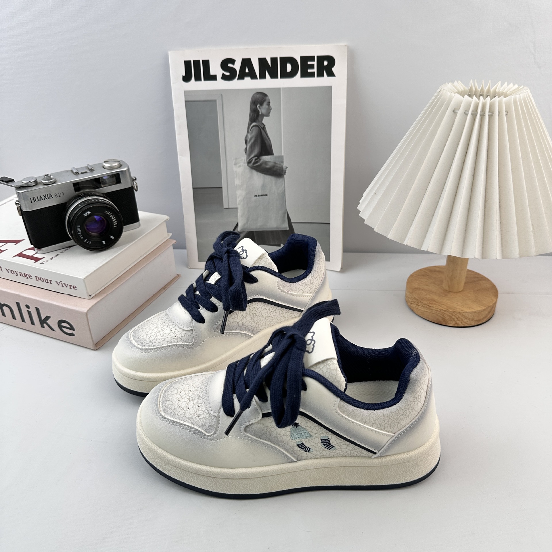 Zapatos blancos de fondo grueso de estudiantes de ondas distantes para mujeres 2025 otoño in-mode universal de moda de estudiantes zapatos de skate casuales zapatos de pan