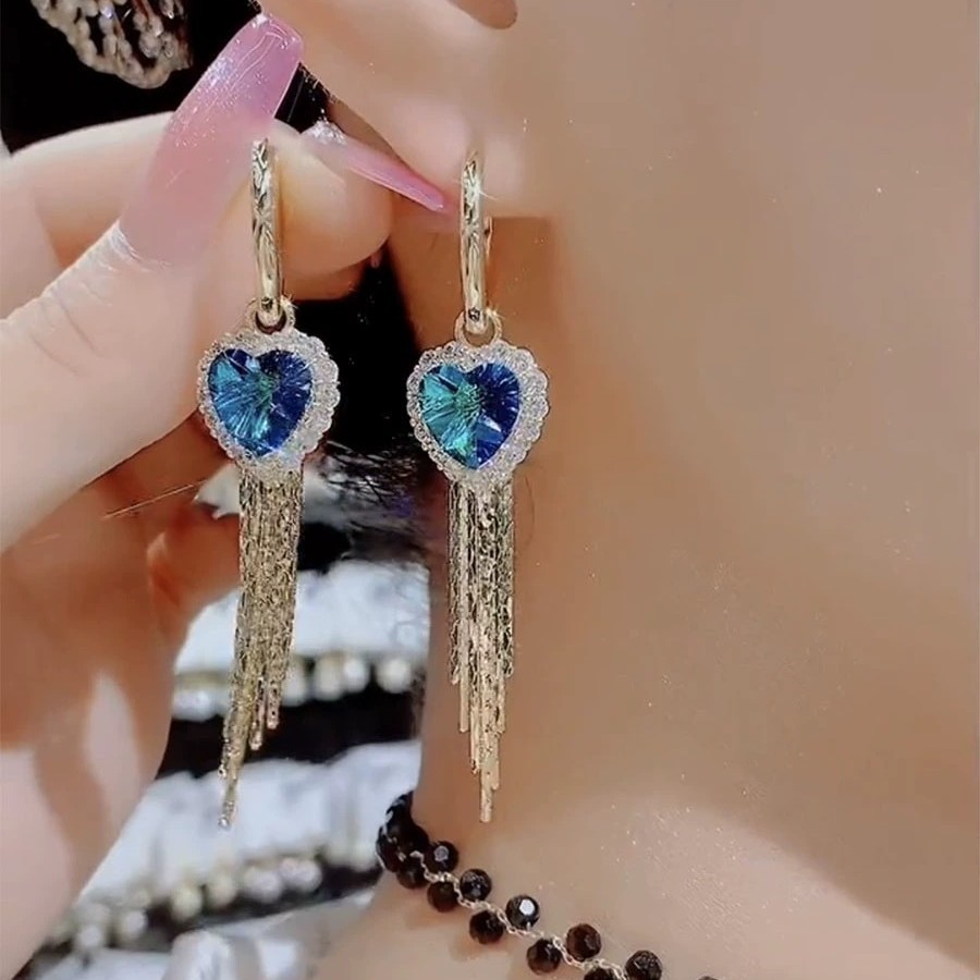 2024 nueva versión coreana de los pendientes súper parpadeantes de alta gama de estilo coreano, pendientes de amor de temperamento de flecos largos de nicho, venta al por mayor femenina