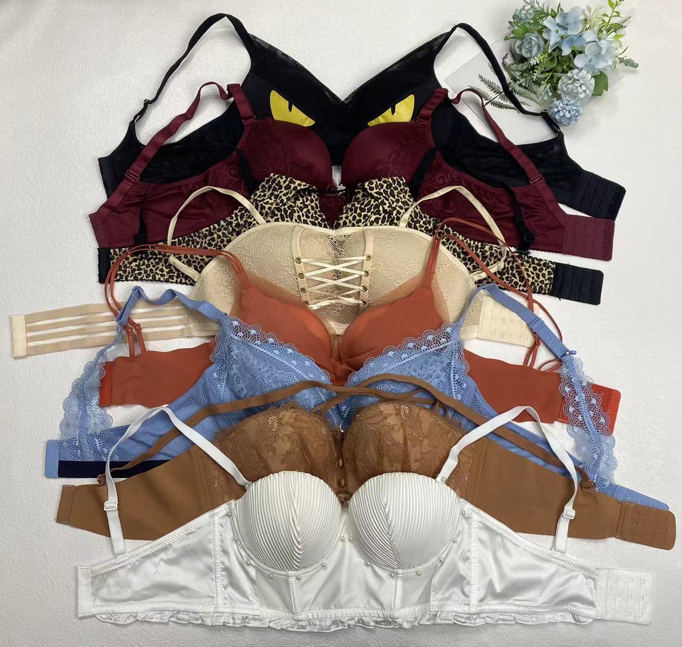 Liquidación de inventario a bajo precio, modelos diversos de alta calidad, nuevos estilos explosivos, sujetadores de mujer populares en línea, ropa interior, mujeres