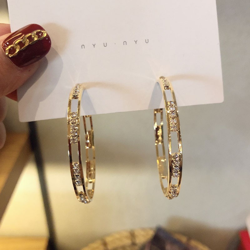 Aguja de plata Pendientes de anillo de elemento transfronterizo europeo y americano Pendientes de nicho de viento frío Pendientes de temperamento de moda Pendientes de lujo ligero y de alta gama