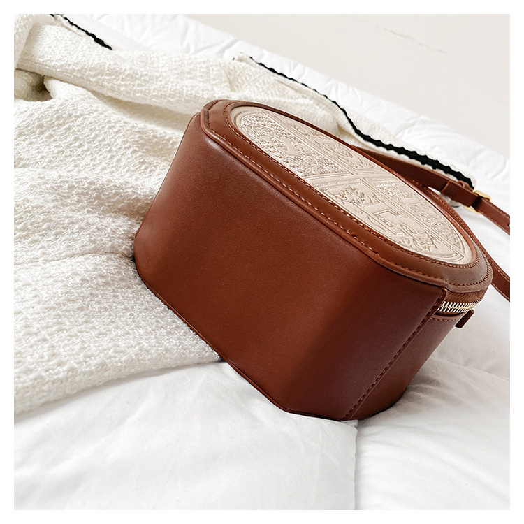 2023 Autumn New Live Broadcast Good Large Capacity Women's Single Shoulder Crossbody Bag Letter Retro Wide Shoulder Strap Bag for Women_voghion.com