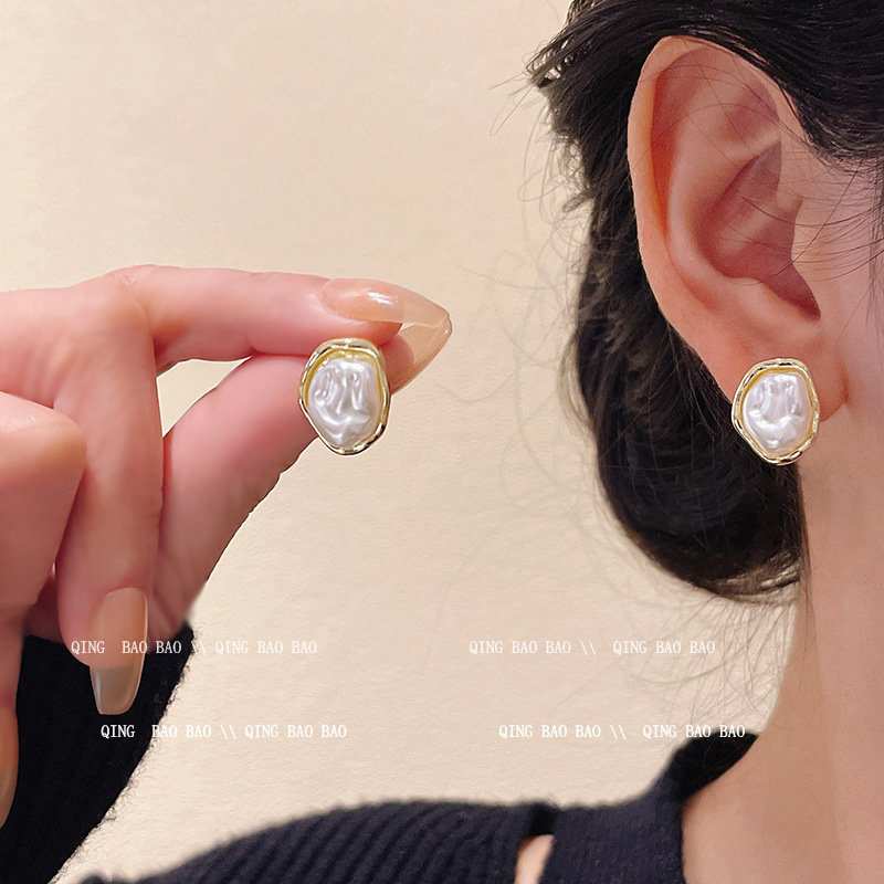 Geometric fashionable elegant earrings from pearl