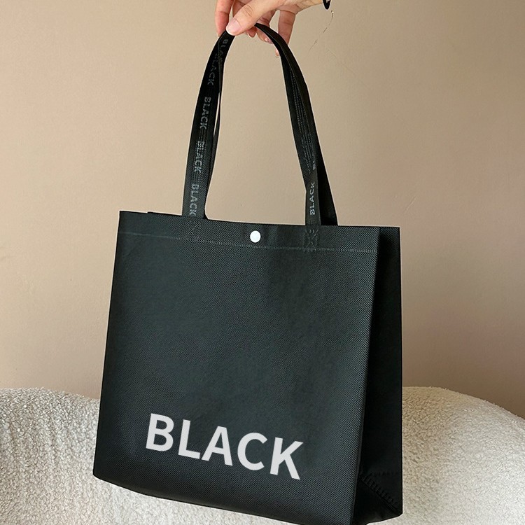 Bolsa de mano no tejida de hebilla negra clásica bolsa de tienda de ropa LOGO personalizada bolsa de embalaje de compras