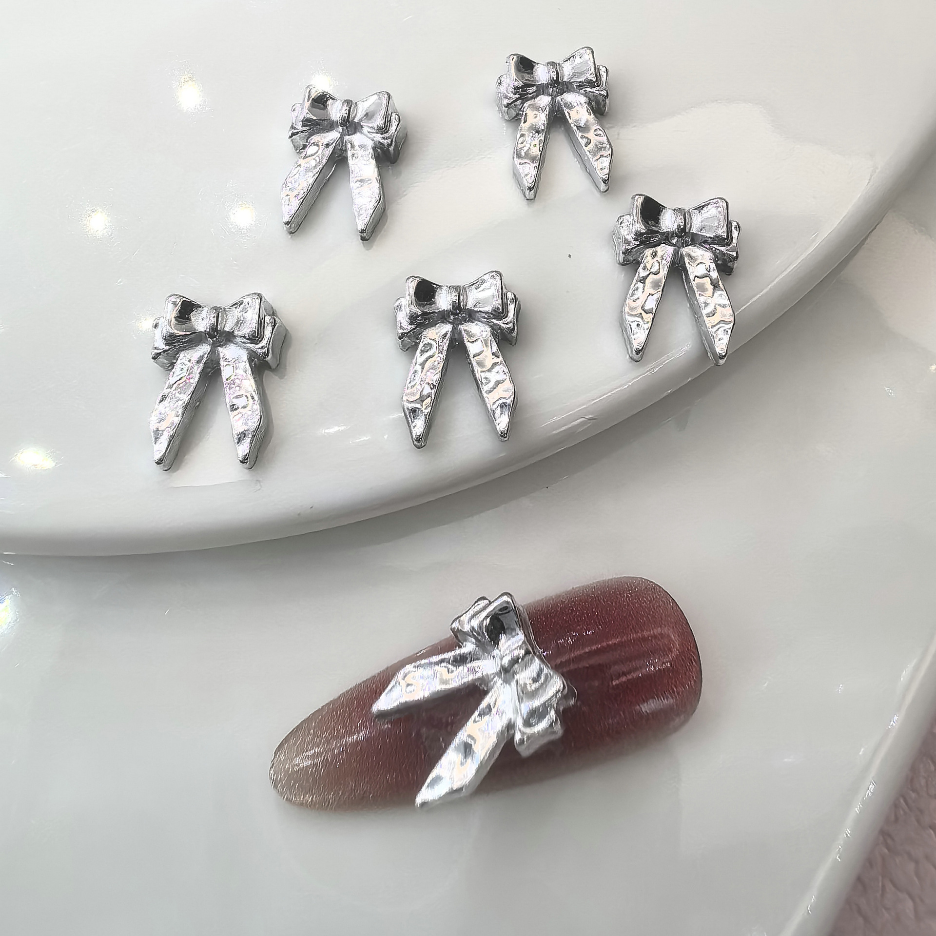 银色法式蝴蝶结美甲饰品合金喷漆法式精致立体复古简约蝴蝶结美甲