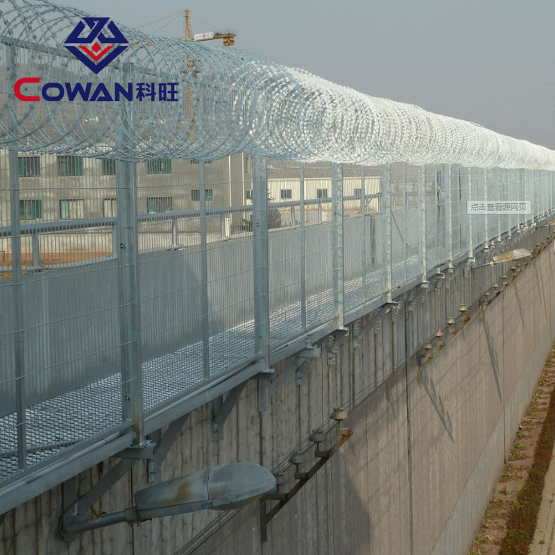 Muro de malla de acero de la prisión, columna en forma de Y, barandilla del aeropuerto, cerca de malla de espina de cuchillo, red antirrobo de escalada, protección de base militar