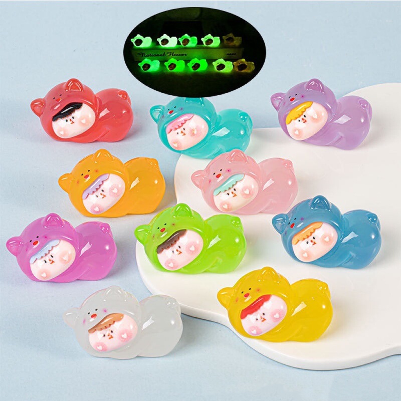 布布LABUBU夜光果物の子が腹ばいになります。|undefined