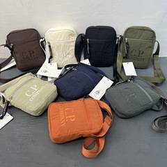 C.P2024 夏新作 メンズ ショルダーバッグ クロスボディバッグ 刺繍スモールバッグ
