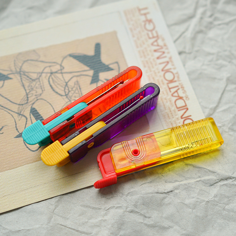 Tipo de disco U plegable mango de plástico cuchillo de deslizamiento de hilo mano de bordado cruzado cabeza de hilo picador de hilo de vestuario de corte deslizador de hilo