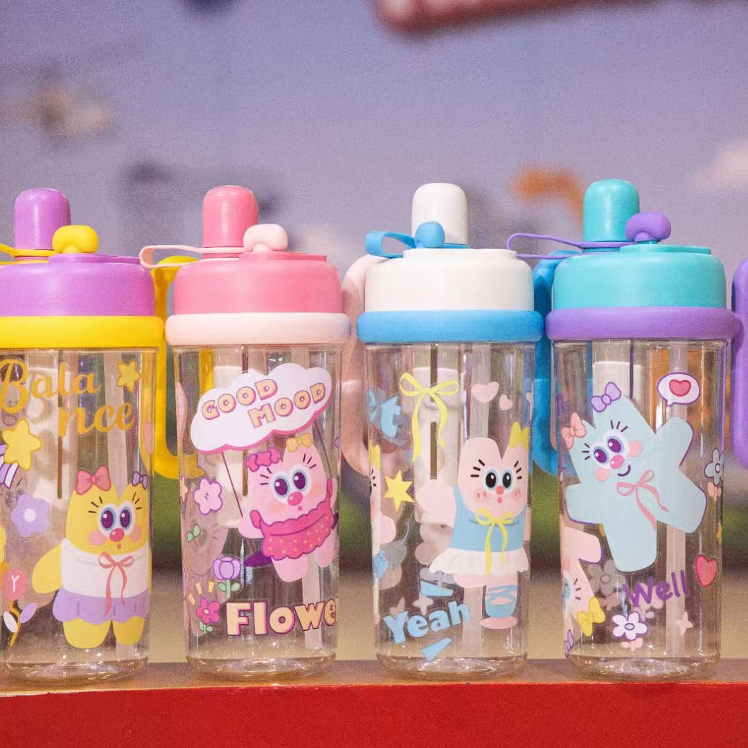 Taza de plástico Yue Shimei 860ML taza de agua de gran capacidad taza de doble bebida con mango taza de paja de dibujos animados taza de agua creativa