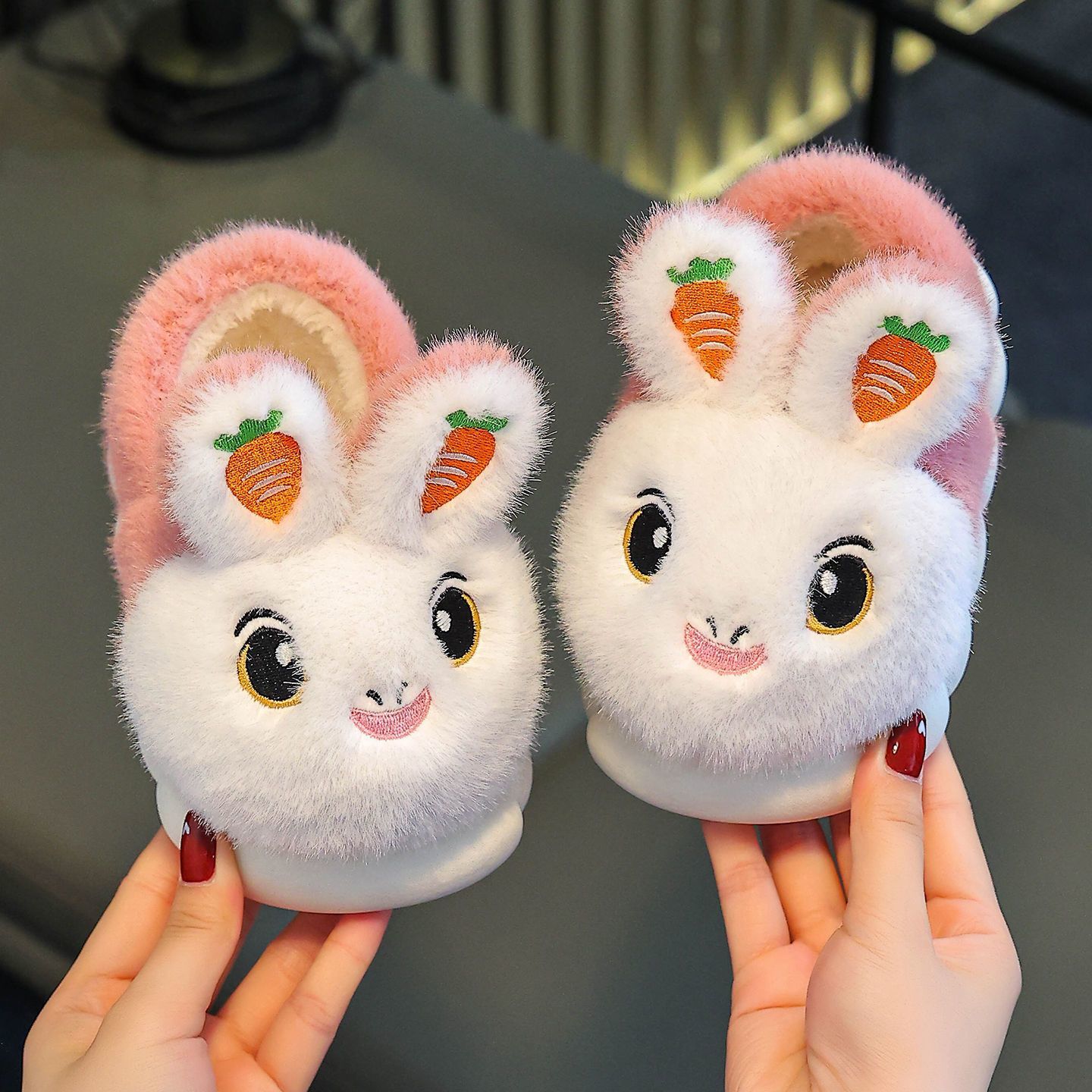 Zapatos de algodón para niños en invierno en el hogar calentamiento antideslizante para niñas zapatos de peluche de moda para niños zapatillas de algodón tacones