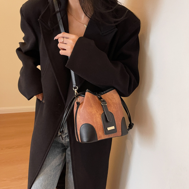 Otoño e Invierno simple bolsa de todo fósforo para las mujeres 2023 nueva moda contraste color cubo bolsa nicho de alto grado sentimiento Tong Qin hombro bolsa
