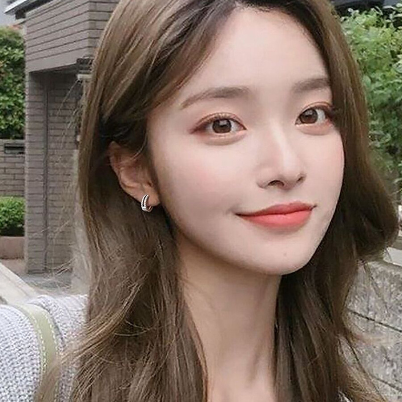 Versión coreana de la hebilla de hongo blanco de diamantes de doble capa geométrica, pendientes de temperamento simple femenino, estilo de Hong Kong, estilo de nicho, pendientes de todo fósforo de viento frío