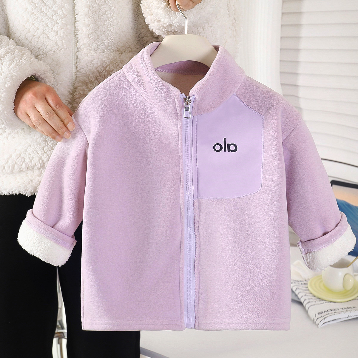 Niños agitando el nuevo abrigo de invierno 2025, chaqueta de cuello de estilo extranjero para niños y niñas con ropa infantil de terciopelo universal