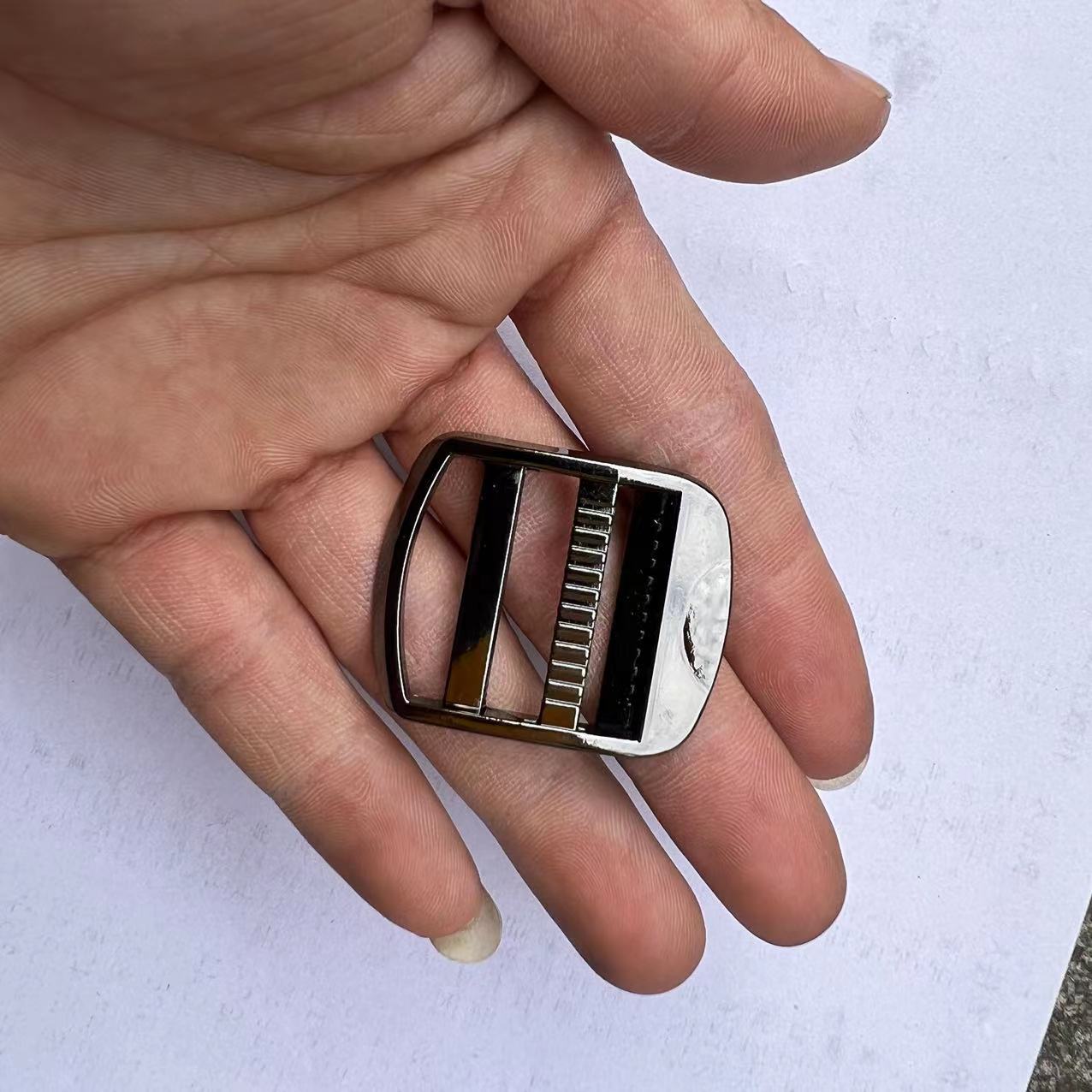 En stock accesorios de hardware de equipaje al por mayor bolsa de libros de aleación de zinc hebilla de malla metálica hebilla de escalera ajustable Aleación de tres bloques image 12