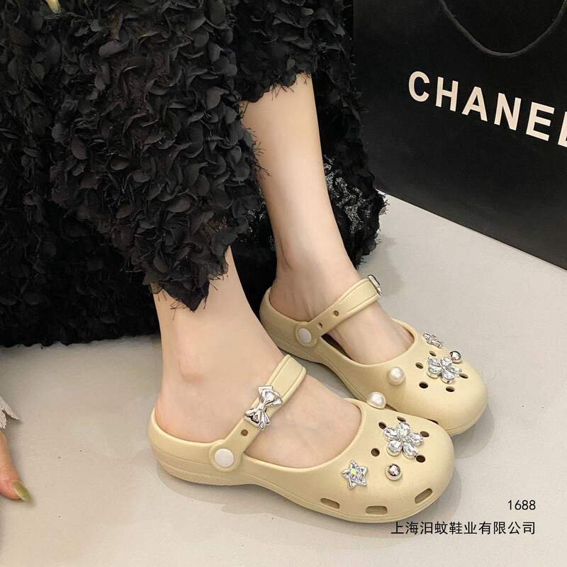 Diamond-embellished pearl bow ballet clogs, versatile street style skirt, 2026 summer new model, comfortable soft sole for outdoor wear