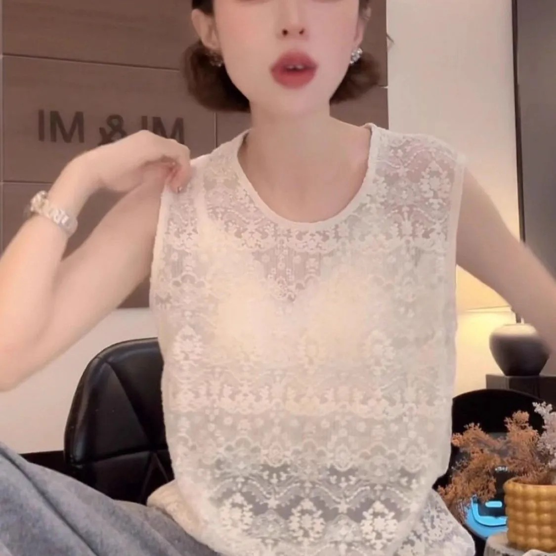 French-Style Fashionable Gentle Round-Neck Embroidered Sleeveless Lace 2025 New Vest Top Casual Lace Top