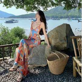 海边度假风趣味碎花吊带连衣裙女夏季新款收腰显瘦性感露背长裙子