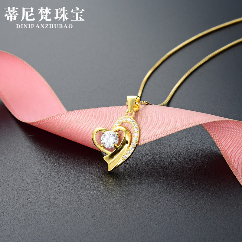 Accesorios de diseño creativo colgante de Corea del Sur s925 collar de diamantes de plata cadena de clavícula colgante en forma de corazón de las mujeres al por mayor