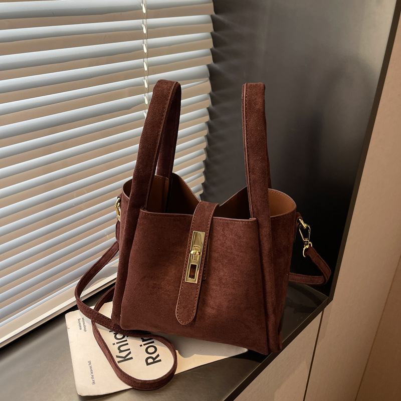 스웨이드 브라운